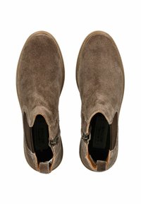 Brune ruskind ankelstøvler med elastiske sidepaneler, lynlåslukning og en tekstureret overflade. Har et minimalistisk design med en rund tå.