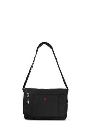 Schwarze Umhängetasche aus strapazierfähigem Material, mit einem Hauptfach mit Reißverschluss, einer Fronttasche, einem verstellbaren Riemen und einem roten Logo-Accessoire.