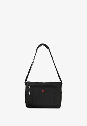 Schwarze Umhängetasche aus strapazierfähigem Material, mit einem Hauptfach mit Reißverschluss, einer Fronttasche, einem verstellbaren Riemen und einem roten Logo-Accessoire.