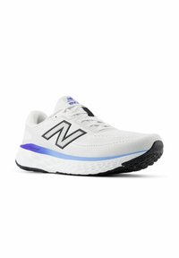 Zapatilla deportiva blanca con una parte superior de malla transpirable, acentos en negro y azul, y una suela de goma texturizada. Cuenta con un audaz logo 'N' y amortiguación.