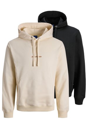 To hoodies: en i creme med en frontlomme og lysebrun tekst, den anden sort med en tekstureret overflade. Begge har snoretræk i hætten.