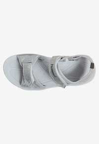 Ljusgrå sandaler med justerbara glittriga silverremmar, texturerad fotbädd och minimalistisk design som passar för avslappnad användning eller utomhusaktiviteter.