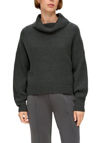 Ciemnoszara dziergana sweter z dekoltem typu cowl, długimi rękawami i luźnym krojem. Teksturowany materiał z prążkowanym wzorem. Krótkiej długości.