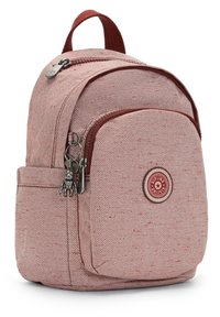 Zaino a righe rosse e bianche con motivo a spina di pesce, realizzato in tessuto testurizzato, con manico superiore, tasca frontale e zip decorativa.