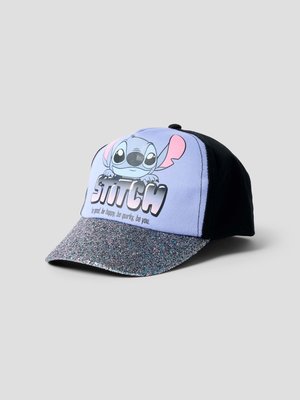Șapcă de baseball cu cozoroc strălucitor, partea din spate neagră și panoul frontal cu personajul de desene animate Stitch și textul: „STITCH, fii bun, fii fericit, fii excentric, fii tu însuți.”