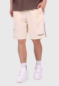 Beige Shorts mit schwarzen Seitenstreifen und gesticktem "Dropsize"-Text. Hergestellt aus leichtem Material, mit Taschen und elastischem Bund.