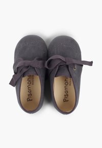Scarpe in suede grigio con punta rotonda, design lacciato e perforazioni decorative. Presentano una soffice fodera interna e un dettaglio a fiocco simile a un nastro.