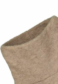 Hnědý plsťový kontajner s měkkým, texturovaným povrchem a zaobleným okrajem, navržený pro všestranné použití v domácnosti. Viditelné čisté švy.