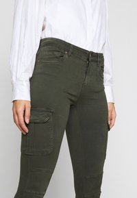 ONLY Petite Cargobyxor - dark green