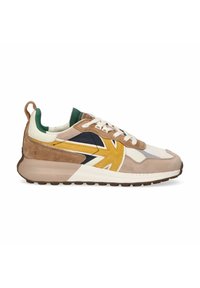 Sneaker beige, bianco e verde con accenti giallo senape e blu navy, materiali in suede e rete, lacci bianchi e suola in gomma texturizzata.