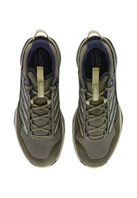 Scarpe da escursionismo Lowa con tomaia in mesh verde oliva testurizzato, punta rinforzata, accenti blu navy e lacci piatti con linguetta per una facile calzata.