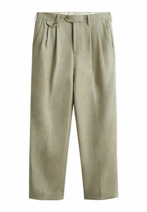 Beige, hooggetailleerde, op maat gemaakte broek met voorplooien, zijzakken, riemlussen en een met knoop afsluitbare detail op de tailleband.