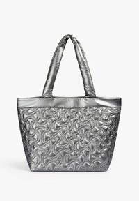 Bolso de mano acolchado plateado con una textura lisa y brillante. Cuenta con dos asas resistentes y un fondo estructurado. El patrón recuerda a formas en espiral.