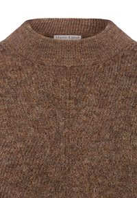 Brązowy sweter z wełny z wysokim kołnierzem, z teksturowanym wzorem dzianiny oraz metką z napisem "Marie Lund". Odpowiedni do noszenia na co dzień.