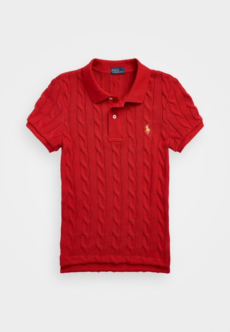 Czerwony polo z warkoczowym splotem, z kołnierzykiem, trzema guzikami i haftowanym logo w kolorze złotym. Miękka tekstura i krótkie rękawy.