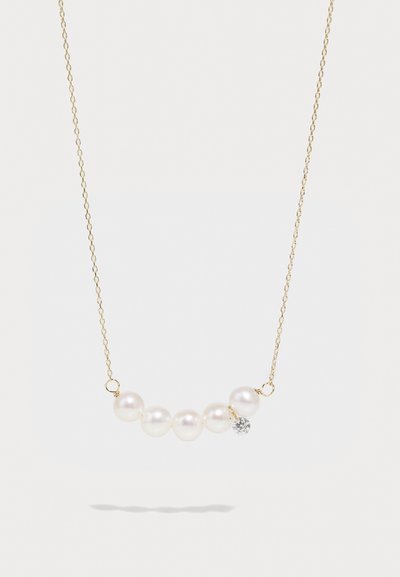 Collana in oro con sei perle bianche e un singolo accento cristallino decorativo, che mostra una texture liscia e lucida.