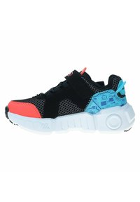 Zapatilla de malla negra con acentos coral, diseño de circuito azul en el talón, cuello acolchado, correa ajustable y suela de goma blanca.