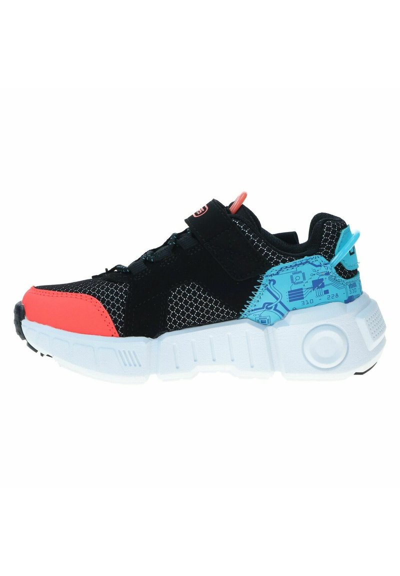 Zapatilla de malla negra con acentos coral, diseño de circuito azul en el talón, cuello acolchado, correa ajustable y suela de goma blanca.