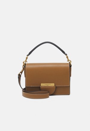 Bolso de mano rectangular de cuero marrón con cierre dorado, asa superior, correa de hombro desmontable y costuras blancas visibles en los bordes.