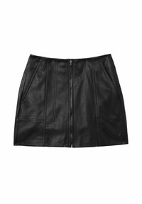 Falda de cuero negra con cremallera frontal, que presenta dos grandes bolsillos frontales, costuras verticales y una forma A lineal estructurada.