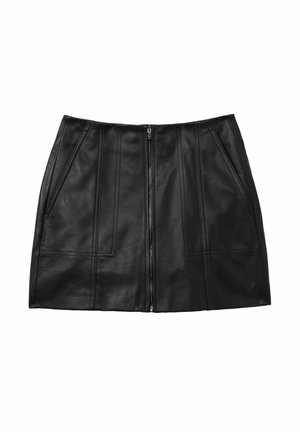 Falda de cuero negra con cremallera frontal, que presenta dos grandes bolsillos frontales, costuras verticales y una forma A lineal estructurada.