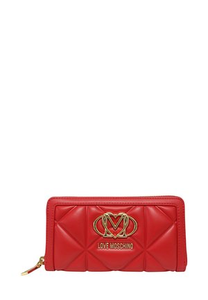 Portafoglio rosso in finta pelle con design trapuntato, hardware dorato e un logo Love Moschino ben visibile sulla parte frontale. Chiusura con cerniera e linguetta.