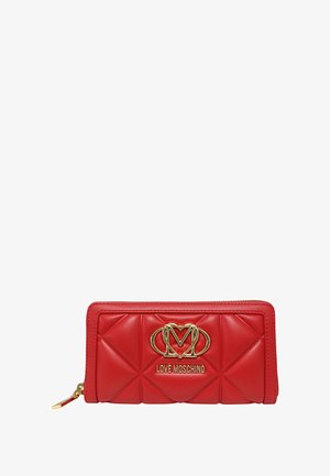 Portafoglio rosso in finta pelle con design trapuntato, hardware dorato e un logo Love Moschino ben visibile sulla parte frontale. Chiusura con cerniera e linguetta.