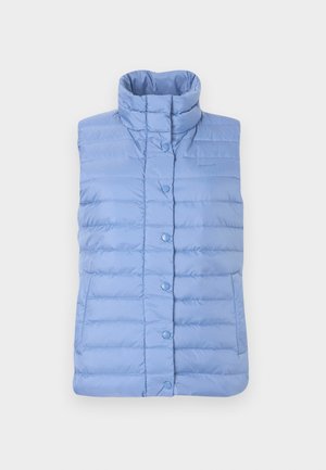 Svijetloplava prsluk bez rukava s visokim ovratnikom, vodoravnim prošivenim uzorkom i zatvaranjem na prednje kopče. Logotip marke sa strane.