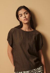 Next GATHERED SHORT SLEEVE TEXTURED BOXY REGULAR FIT - Nyomott mintás póló - chocolate brown