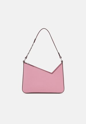 Bolso de piel rosa claro con una sola correa y cierre de cremallera en ángulo sobre un fondo claro y liso.
