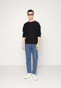 HUGO SMARLO - Strikkegenser - black