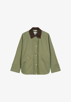 Olijfgroene jas van stof met een bruine corduroy kraag, drukknoopsluitingen en twee voorzakken met schuine flappen.