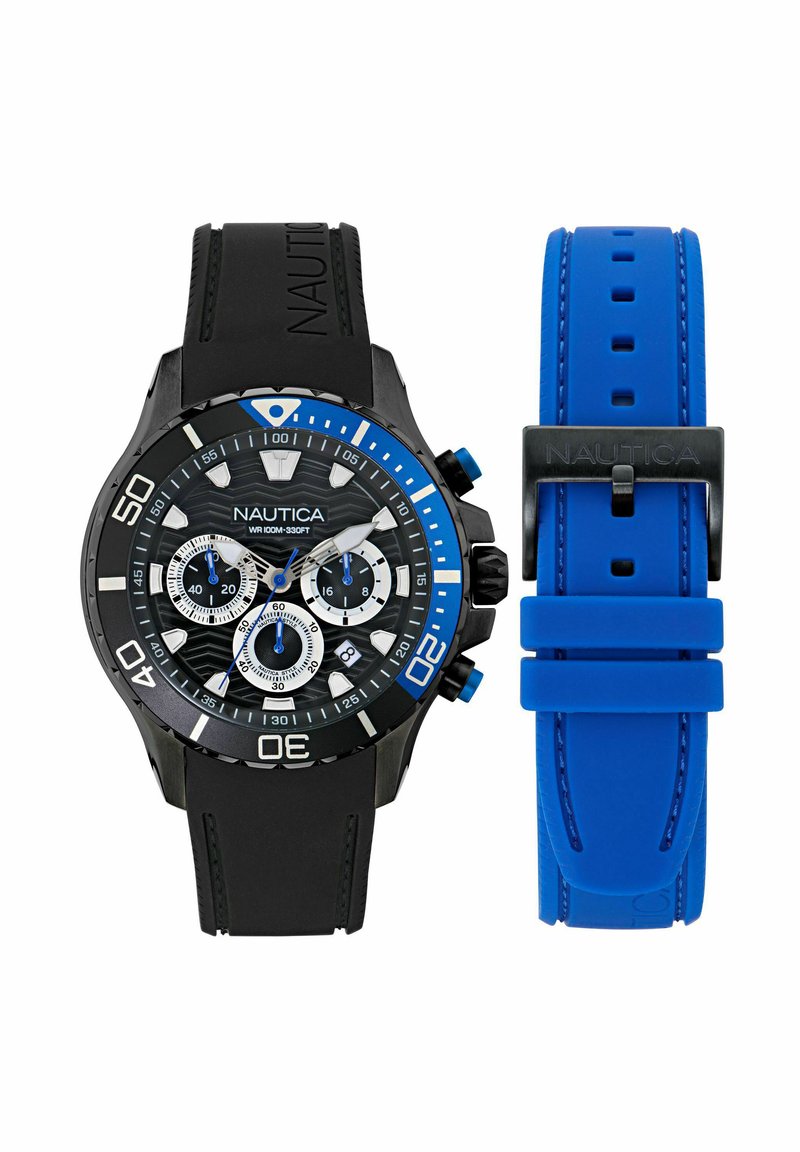 Reloj Nautica negro y azul, con una caja redonda, diales de cronógrafo y una correa de silicona negra texturizada. Incluye una correa adicional azul.