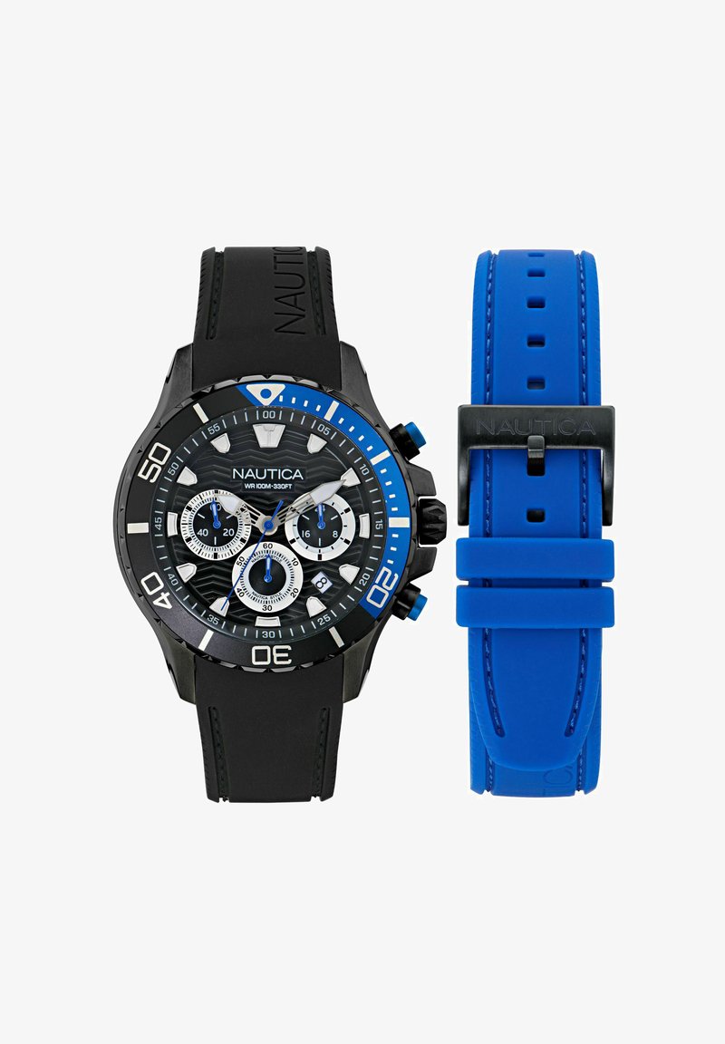 Orologio Nautica nero e blu, caratterizzato da una cassa rotonda, quadranti cronografici e un cinturino in silicone testurizzato di colore nero. Include un cinturino aggiuntivo di colore blu.