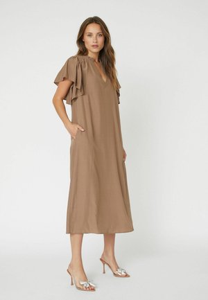 Braunes, fließendes Midikleid mit rüschierten kurzen Ärmeln, V-Ausschnitt und seitlichen Taschen. Glatter Stoff mit lässiger Passform. Klassisches Design.