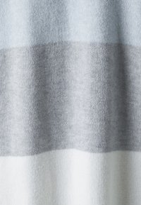 Pletená deka s horizontálními pruhy v světle modré, šedé a bílé barvě. Měkká textura s hladkým povrchem, zajišťující teplo a pohodlí.