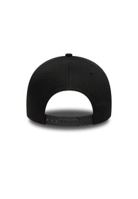 Schwarze Snapback-Cap, strukturierte Gestaltung, Stofftextur, verstellbarer Kunststoffriegel und Belüftungsöffnungen rund um die Rückseite.