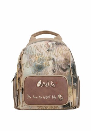 Beiger und gemusterter Rucksack mit großer Fronttasche, die Text und Akzente zeigt. Strukturierter Stoff und dekorative Beschläge.