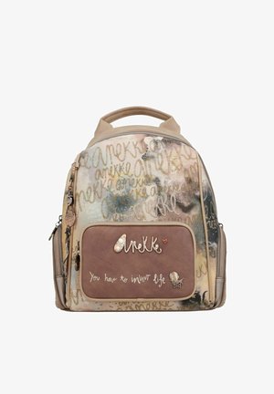 Sac à dos beige et à motifs avec une grande poche avant ornée de texte et d'accents. Tissu texturé et détails de quincaillerie décorative.