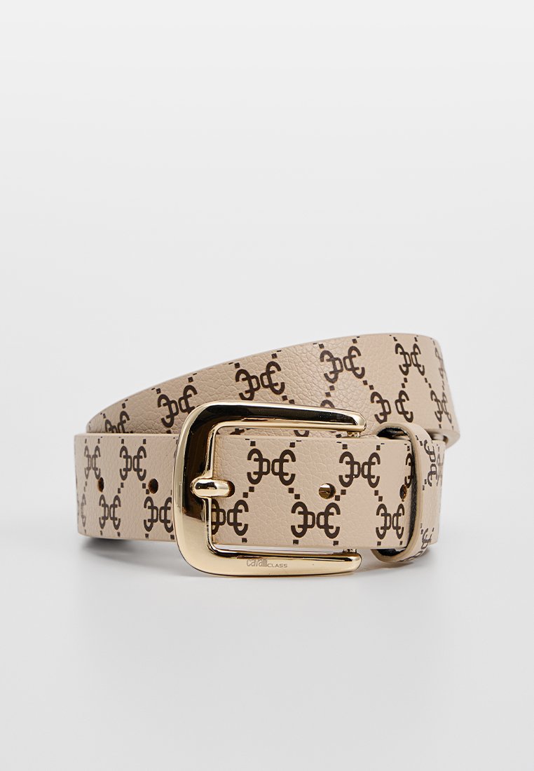 Cintura in pelle sintetica beige con un motivo a logo ripetuto in marrone. Rifinita con una fibbia rettangolare dorata.