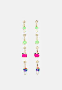 Brincos em tom dourado com encantos de esmalte coloridos: coração, estrela, maçã, com um coração arco-íris e um acento de pérola na parte inferior.