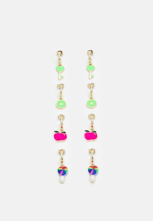 Brincos em tom dourado com encantos de esmalte coloridos: coração, estrela, maçã, com um coração arco-íris e um acento de pérola na parte inferior.