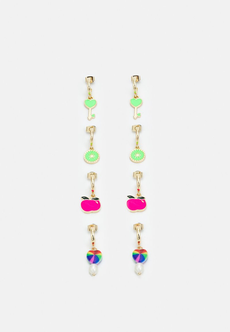 Brincos em tom dourado com encantos de esmalte coloridos: coração, estrela, maçã, com um coração arco-íris e um acento de pérola na parte inferior.