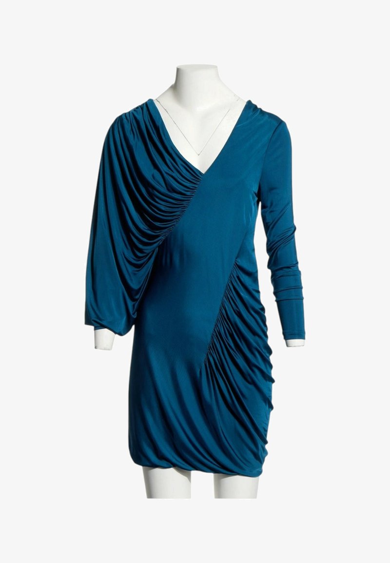 Robe bleu sarcelle à manches longues, design asymétrique froncé, décolleté profond en V et manche gauche drapée sur un mannequin.