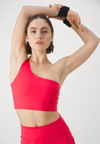 Girlfriend Collective BIANCA BRA ONE SHOULDER - Sujetadores deportivos con sujeción media - cherry