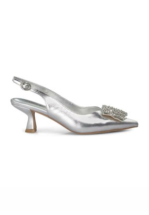 Silberne Slingback-Pumpe mit spitzer Zehe, metallischer Textur, kleinem Blockabsatz und einer dekorativen Kristallverzierung an der Vorderseite.