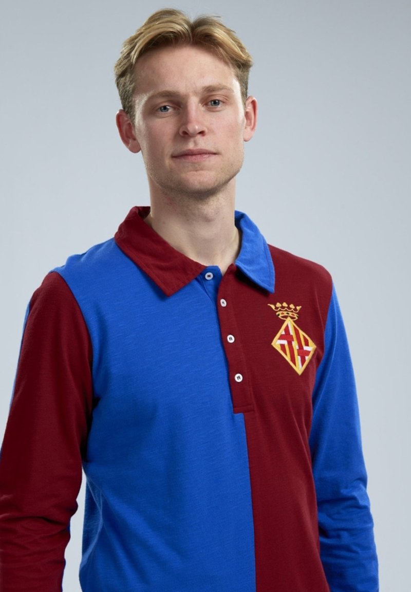 Langmouw rugbyshirt met een blauw en kastanjebruin gesplitst ontwerp, met een kraag, knopen en een geborduurd logo in goud.