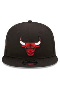 Schwarze Baseballkappe mit einem gestickten roten und weißen Chicago Bulls-Logo auf der Vorderseite. Flacher Schirm und strukturierte Krondesign.