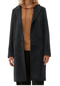 Lång, mörkgrå kappa i textilier med struktur. Har en notched krage, två knappar, sidofickor och en avslappnad passform över en brun hoodie.