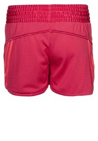 Shorts atletici rossi in materiale a rete testurizzato, con vita elastica e pannelli laterali in un colore a contrasto. Accentuati da strisce verticali.